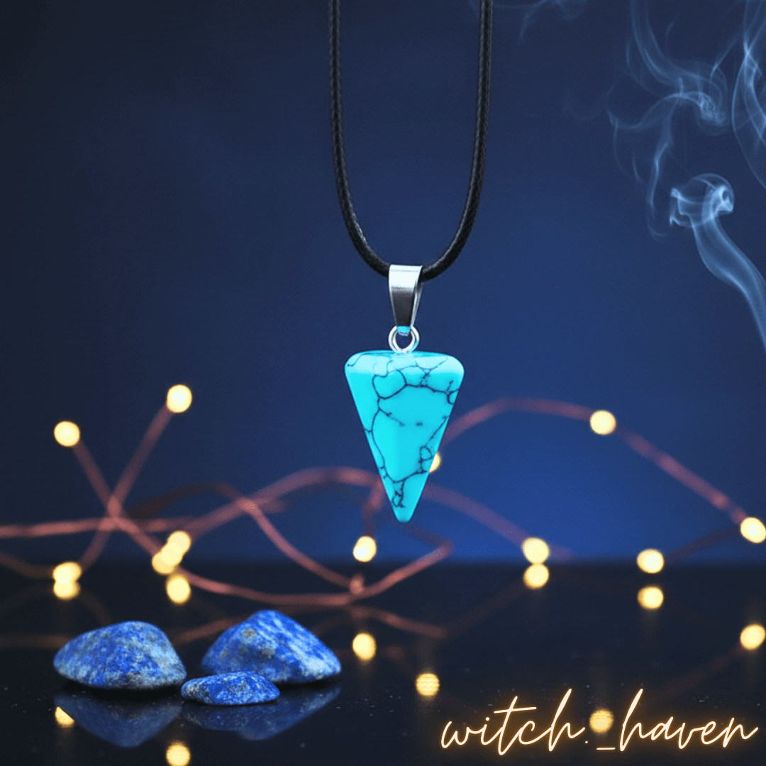 Witchhaven, Dominika Marx, selbstgemachter Lapislazuli Pyramiden Anhänger in Hexagon Form, tiefblauer Naturstein aus Chile, spiritueller Schmuck für Fokus und Intuition, energetisch gereinigter Halsanhänger an schwarzer Kordelkette, toskanische Inspiration