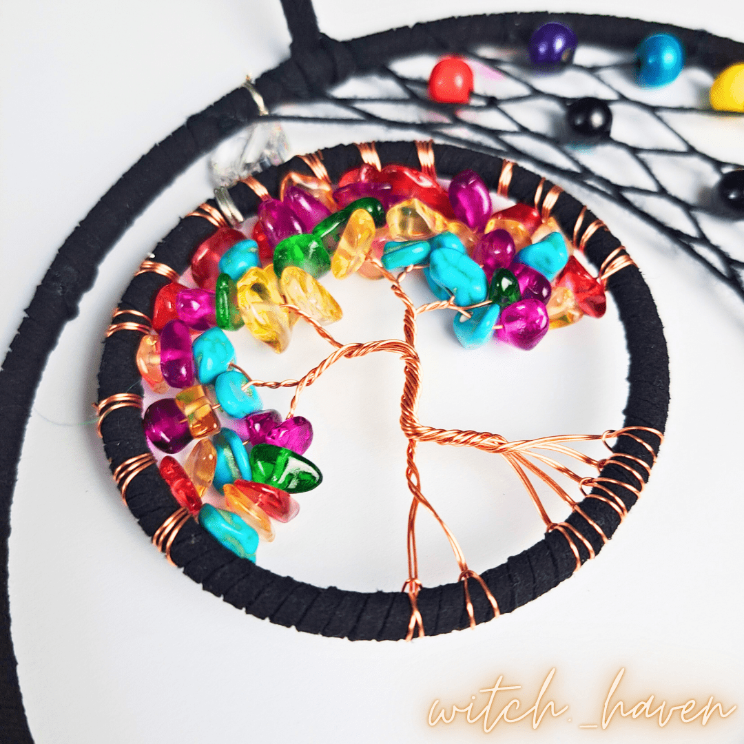 Witchhaven, Dominika Marx, Boho Traumfänger mit Lebensbaum, türkisfarbene Federn, handgefertigter spiritueller Wandschmuck, Schutzobjekt für Schlafzimmer, energetisch gereinigter Traumfänger, Naturstein Dekoration