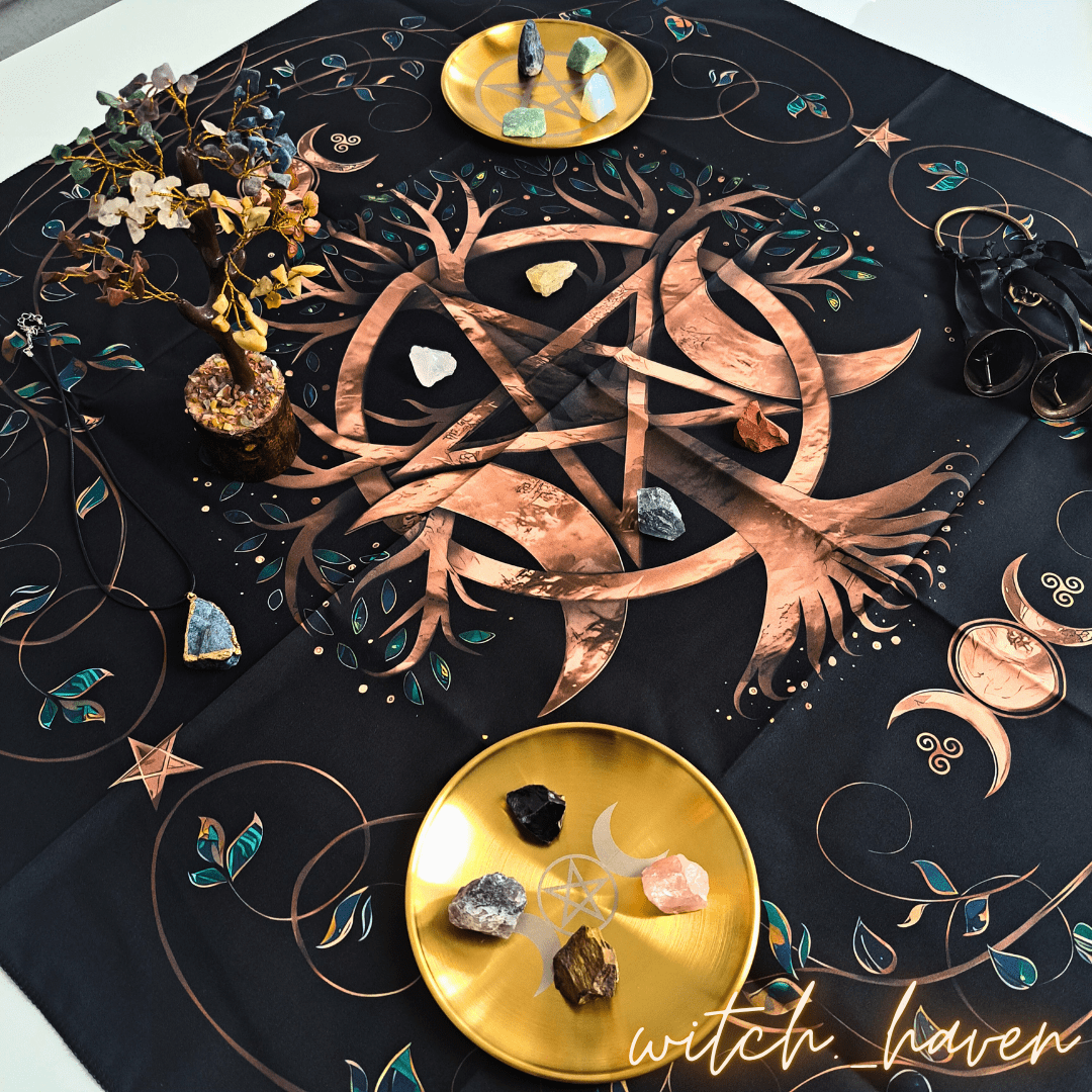 Witchhaven, Dominika Marx, Magisches Altartuch mit Baum des Lebens, Pentagramm und Dreifacher Göttin, schwarzes Tuch mit goldenen Symbolen, energetisch gereinigte Ritualunterlage, spirituelle Tischdecke für Tarot