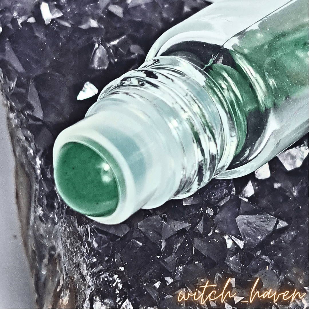 Witchhaven, Dominika Marx, Lavendelöl Roller mit Aventurin Seelenhauch, Glasflasche mit Roll-on Kugel, grüne Edelstein Chips, ätherisches Lavendelöl, spirituelle Entspannungshilfe, energetisch gereinigtes Aromaöl