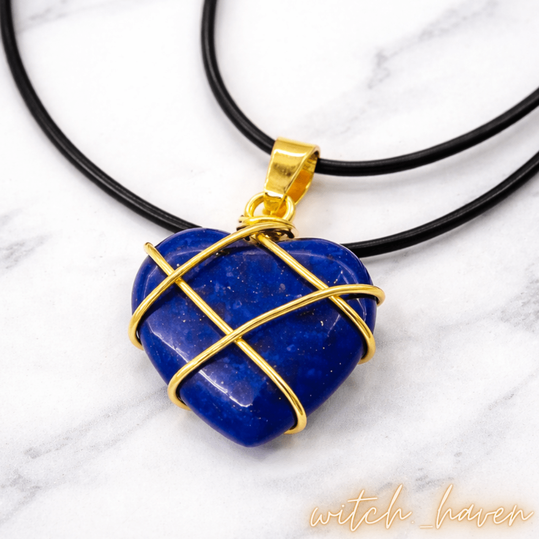 Witchhaven, Dominika Marx, handgefertigte Lapislazuli Herz Halskette mit goldener Drahtwicklung, tiefblauer Naturstein Anhänger für Weisheit und Selbstvertrauen, spiritueller Schmuck energetisch gereinigt, Herzanhänger aus Lapislazuli an goldfarbener Kette