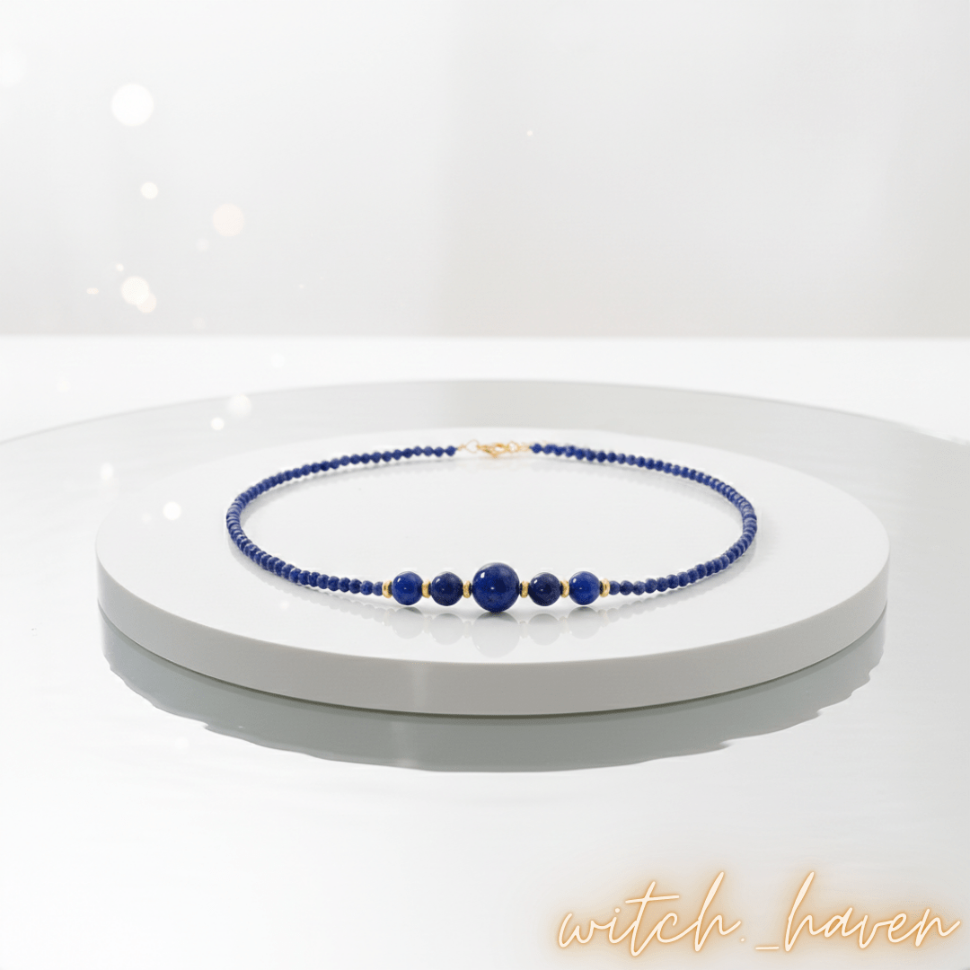 Witchhaven, Dominika Marx, exklusives Lapislazuli Collier aus tiefblauen chilenischen Natursteinen, handverlesenes Fundstück von der Côte d'Azur, spiritueller Schmuck ohne Metall für Klarheit und Fokus, energetisch gereinigtes Edelstein Collier