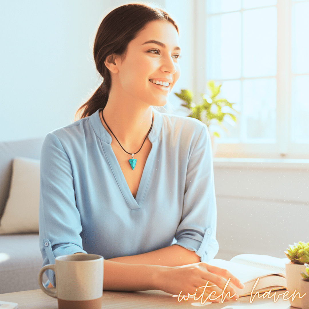 Witchhaven, Dominika Marx, selbstgemachter Lapislazuli Pyramiden Anhänger in Hexagon Form, tiefblauer Naturstein aus Chile, spiritueller Schmuck für Fokus und Intuition, energetisch gereinigter Halsanhänger an schwarzer Kordelkette, toskanische Inspiration