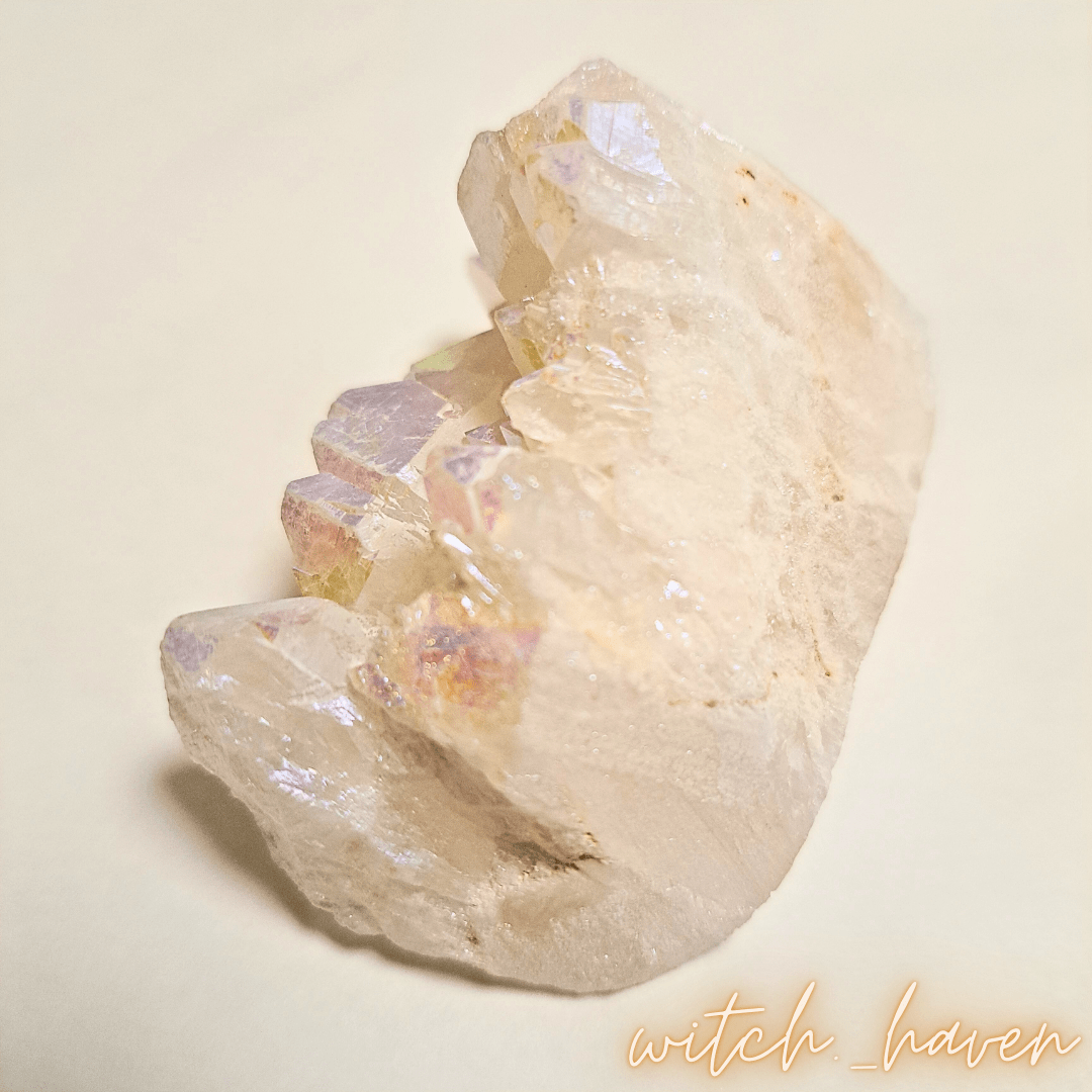Witchhaven, Dominika Marx, schimmernde Engelsaura Quarz Geode mit Regenbogen Effekt, natürlicher Kristall Cluster zur energetischen Raumharmonisierung, spirituelles Lichtobjekt für die Meditation, energetisch gereinigte Aura Quarz Geode