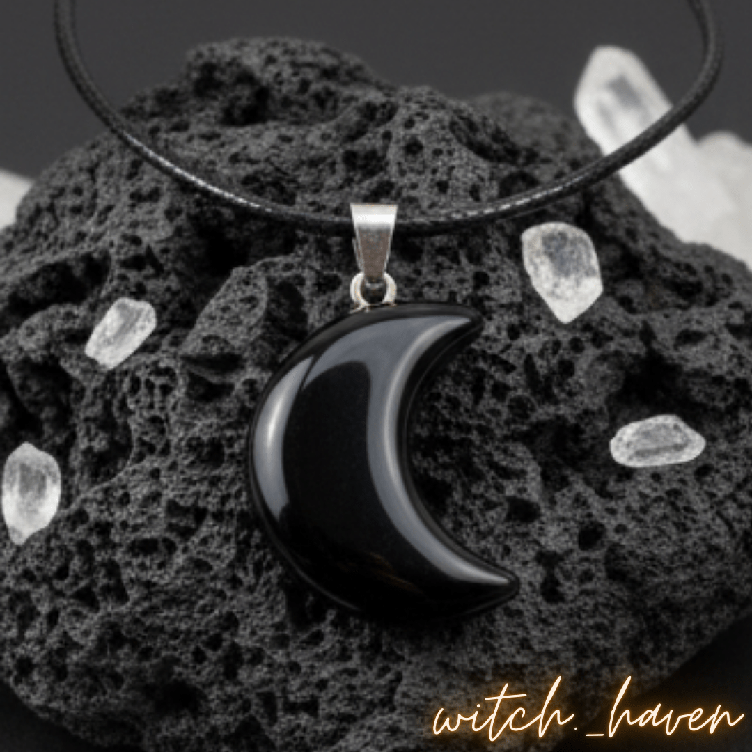 Witchhaven, Dominika Marx, schwarzer Obsidian Anhänger in Mondsichel Form, polierter Heilstein an schwarzer Schnur, spiritueller Schmuck für Intuition und emotionalen Schutz, energetisch gereinigtes Obsidian Mond Amulett