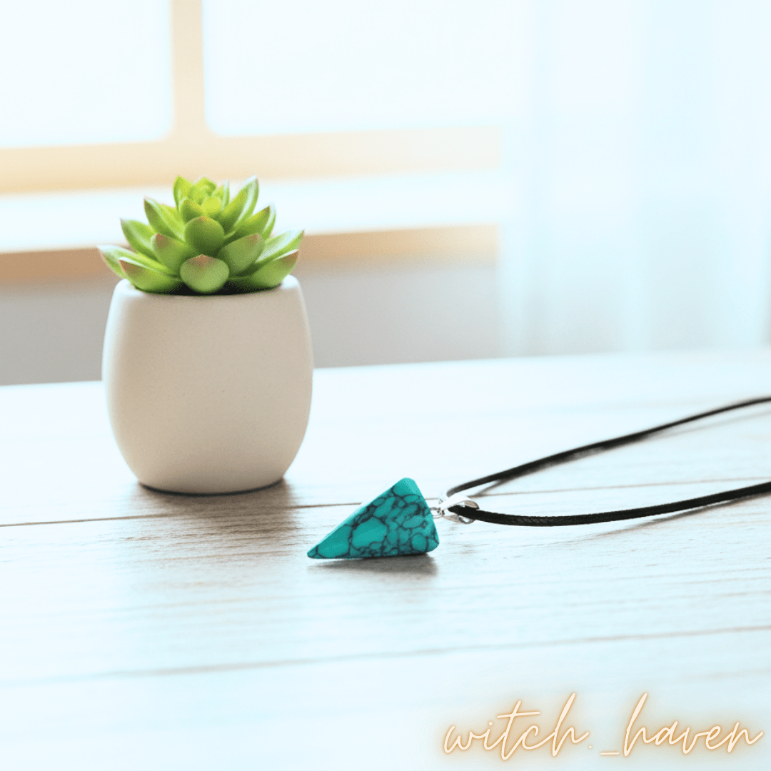 Witchhaven, Dominika Marx, selbstgemachter Lapislazuli Pyramiden Anhänger in Hexagon Form, tiefblauer Naturstein aus Chile, spiritueller Schmuck für Fokus und Intuition, energetisch gereinigter Halsanhänger an schwarzer Kordelkette, toskanische Inspiration