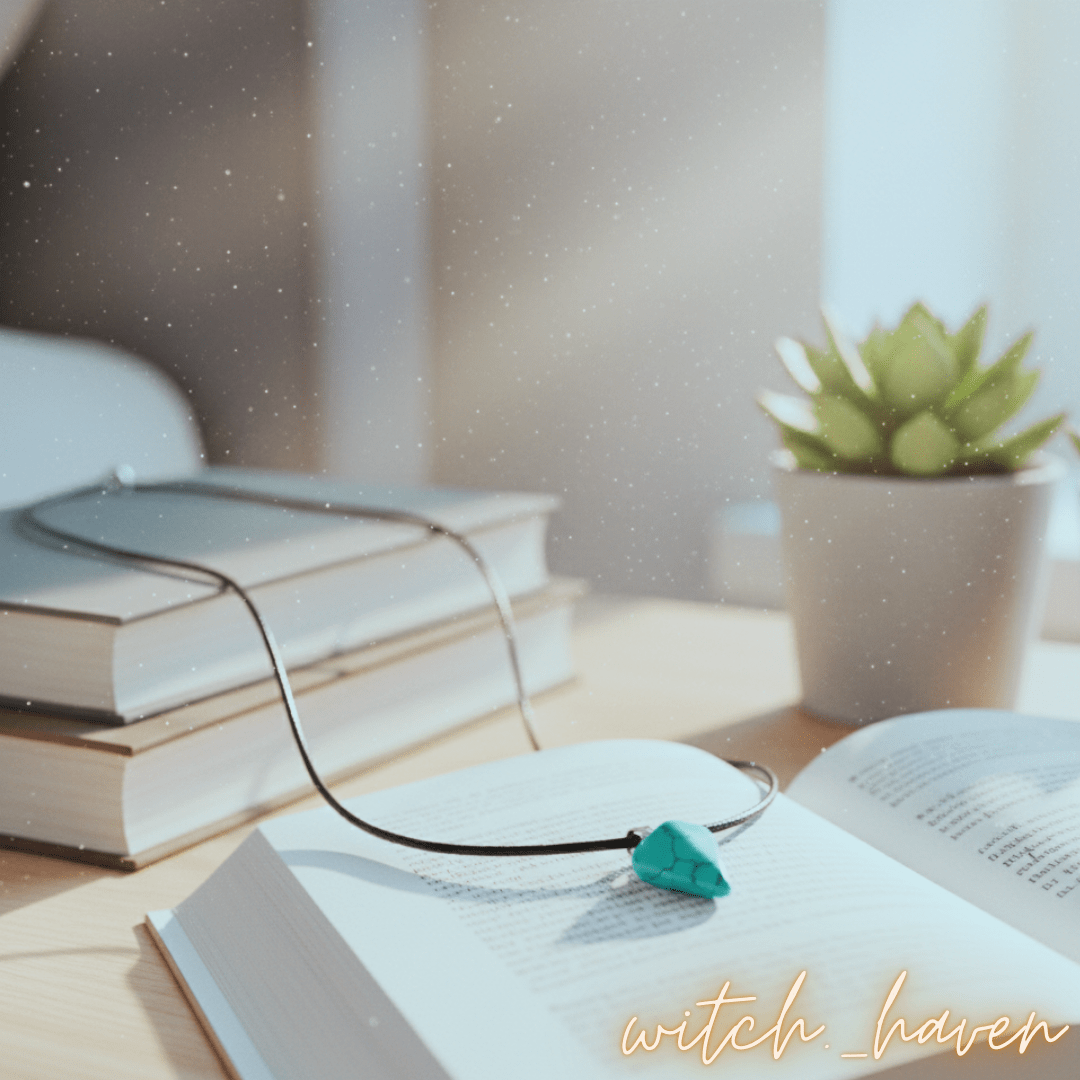 Witchhaven, Dominika Marx, selbstgemachter Lapislazuli Pyramiden Anhänger in Hexagon Form, tiefblauer Naturstein aus Chile, spiritueller Schmuck für Fokus und Intuition, energetisch gereinigter Halsanhänger an schwarzer Kordelkette, toskanische Inspiration