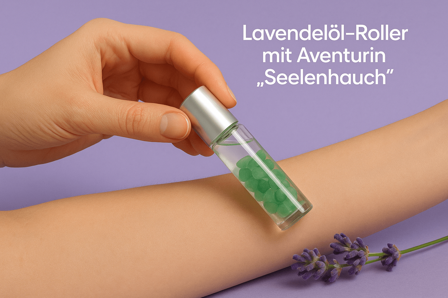 Witchhaven, Dominika Marx, Lavendelöl Roller mit Aventurin Seelenhauch, Glasflasche mit Roll-on Kugel, grüne Edelstein Chips, ätherisches Lavendelöl, spirituelle Entspannungshilfe, energetisch gereinigtes Aromaöl
