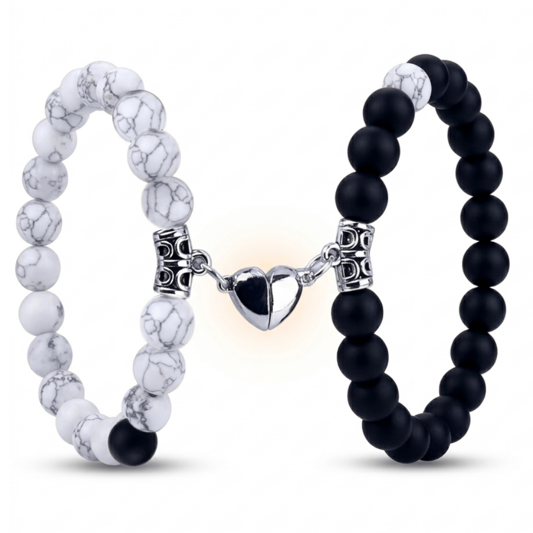 Magnet Partnerarmbänder Yin Yang Naturstein, Howlith sowie schwarzer Stein Armband, Dominika Marx, Witchhaven, Partnerschmuck Magnetherz, handgefertigte Heilstein Armbänder, energetisch gereinigter Schmuck für Paare, Geschenk für Verliebte Naturstein, Yin Yang Perlenarmband, magisches Geschenk Liebe, Symbol für Anziehung und Treue, ritueller Begleiter Partnerschaft