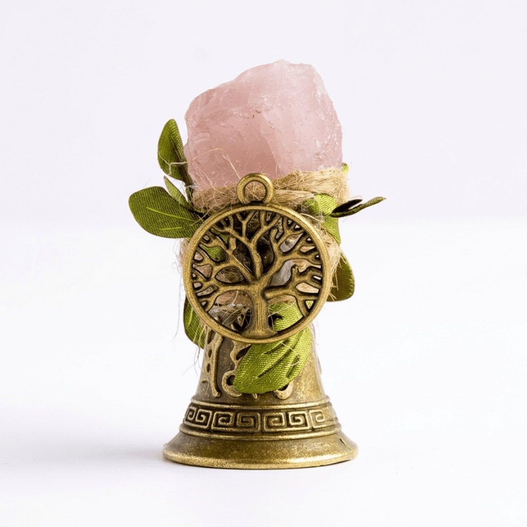 Magische Zauberglocke mit Rosenquarz Kupfer, handgefertigte Altarglocke mit Edelstein, Dominika Marx, Witchhaven, Ritualglocke Vintage Look, Kupferglocke mit Rosenquarz, energetisch gereinigter ritueller Schmuck, Handglocke für Zeremonien, Rosenquarz Heilstein Glocke, magisches Geschenk für Hexen, Symbol für Liebe und Reinigung, ritueller Begleiter Klangmagie