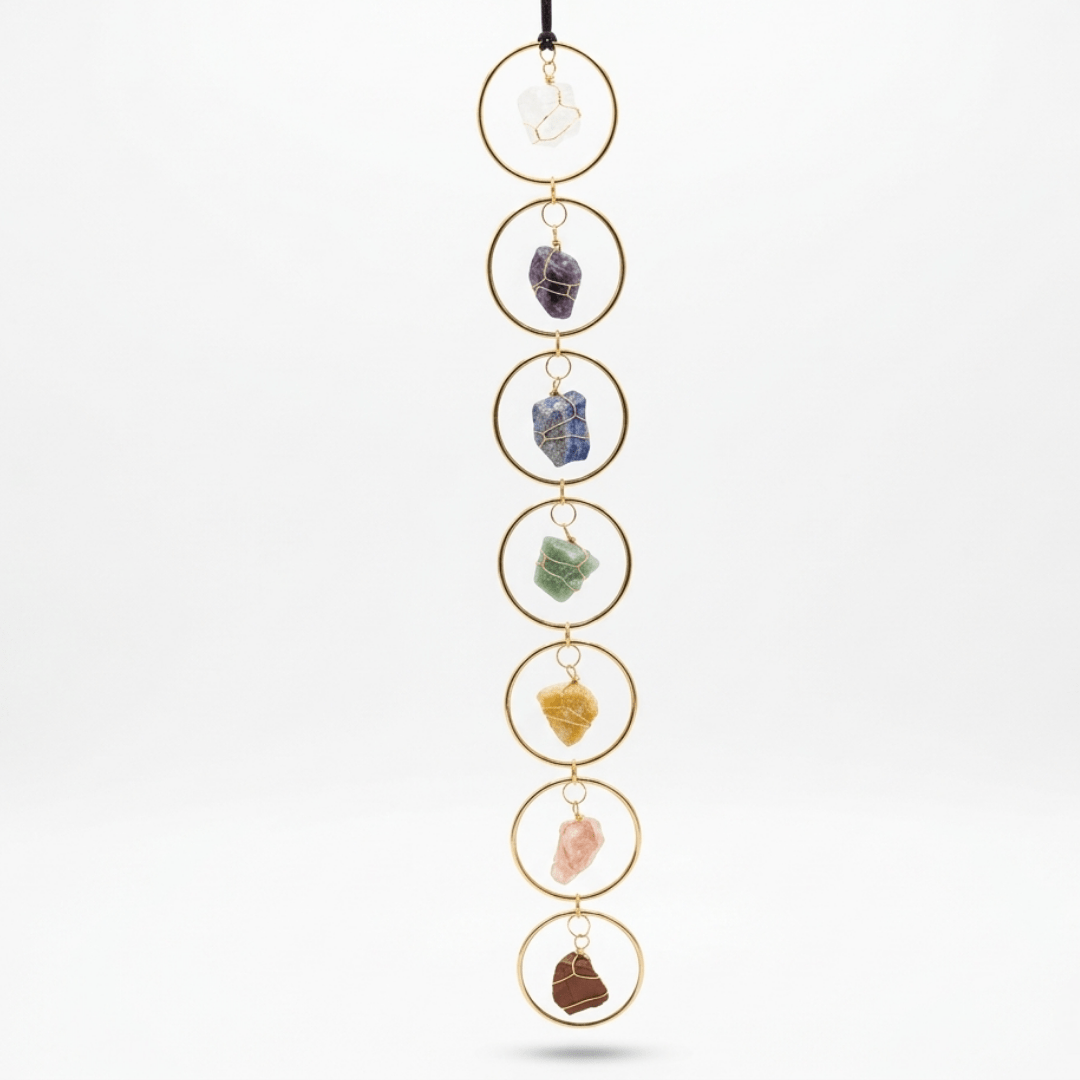7 Chakren Edelstein Wandhänger Rohkristalle, handgefertigtes Chakra Ornament Gold, Dominika Marx, Witchhaven, spirituelle Wanddekoration Natursteine, Heilsteine Wandhänger Amethyst Bergkristall, energetisch gereinigtes Wanddekor, hängende Kristalle für Raumharmonie, Chakra Balance Mensch Tier, magisches Geschenk Rohsteine, Symbol für Lebenskraft und Erdung, ritueller Begleiter Haussegen