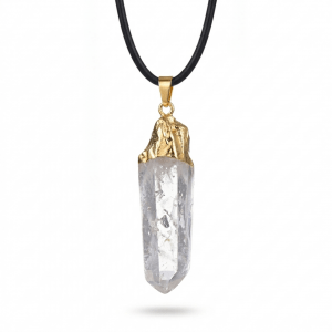 Bergkristall Heilstein Anhänger, naturbelassener Kristall gold gefasst, Dominika Marx, Witchhaven, Edelstein Kette handgefertigt, Bergkristall Unikat Schmuck, energetisch gereinigter Heilstein, Schmuck für Klarheit und Fokus, spiritueller Anhänger Naturstein, Bergkristall Lichtbringer, handgemachte Kette mit Kristall, magisches Geschenk Handarbeit