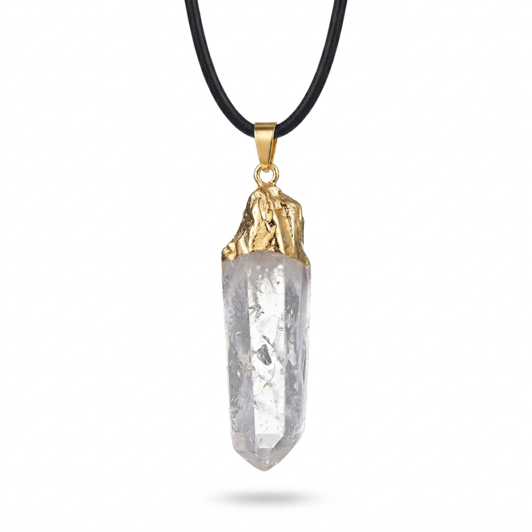 Bergkristall Heilstein Anhänger, naturbelassener Kristall gold gefasst, Dominika Marx, Witchhaven, Edelstein Kette handgefertigt, Bergkristall Unikat Schmuck, energetisch gereinigter Heilstein, Schmuck für Klarheit und Fokus, spiritueller Anhänger Naturstein, Bergkristall Lichtbringer, handgemachte Kette mit Kristall, magisches Geschenk Handarbeit