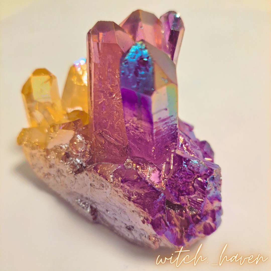 Engel Aura Kristall Cluster, schillernder Kraftstein, Dominika Marx, Witchhaven, Regenbogen Kristall Gruppe, spirituelle Raumdeko, Aura Quarz Cluster, energetische Reinigung Stein, Kristallspitzen schillernd, Magischer Kristall für Altar, Lichtarbeit Zubehör, handverlesener Heilstein, Dominika Marx Kristalle, Witchhaven Energetik