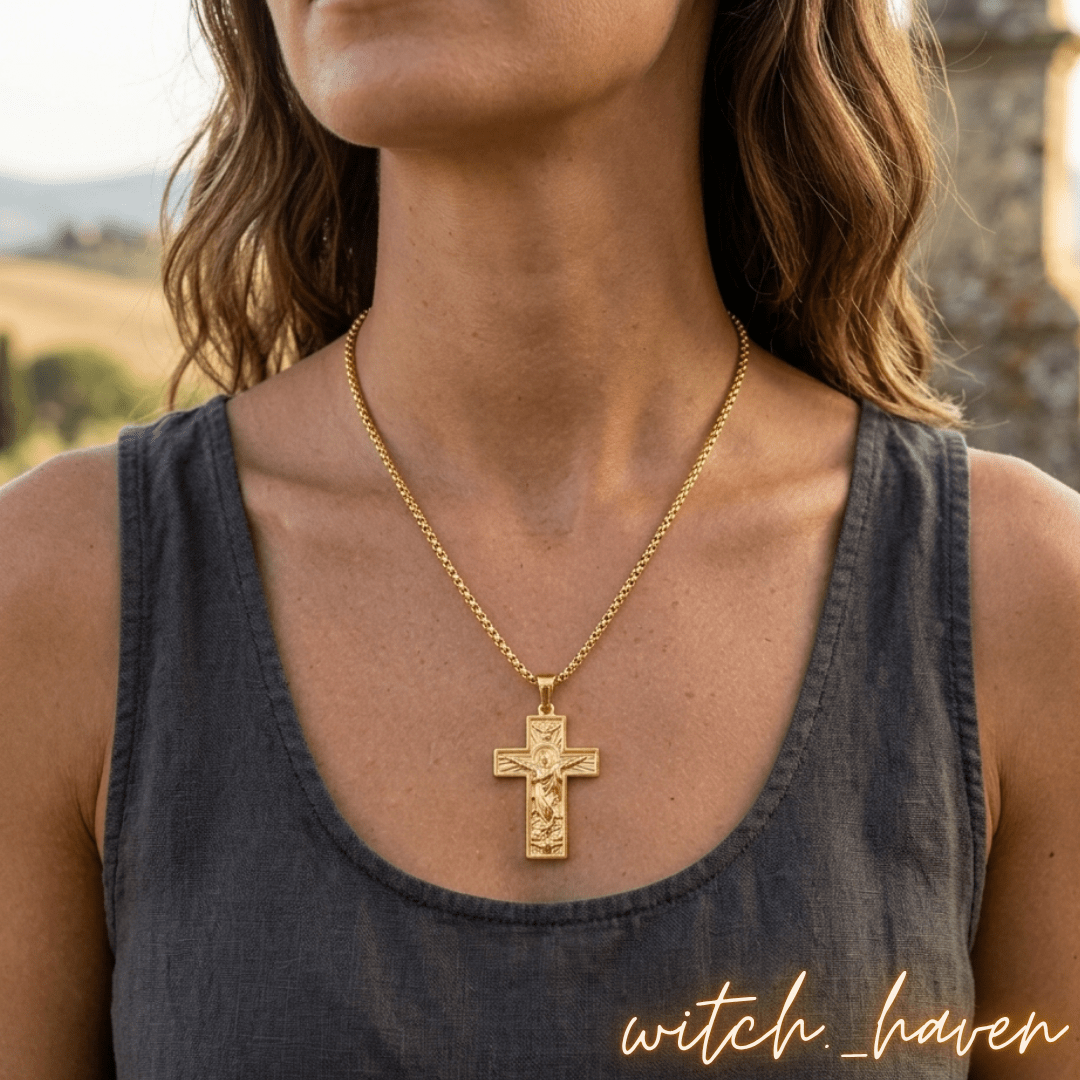 Edle Kreuz Halskette Gold, geprägter Kreuzanhänger, Dominika Marx, Witchhaven, christlicher Schmuck Goldoptik, Halskette mit Kreuzsymbol, spirituelles Geschenk Hoffnung, energetisch gereinigter Halsschmuck, Rundpanzerkette mit Kreuz, magisches Geschenk Glaube, Symbol für Schutz und Segen, ritueller Begleiter Kreuz