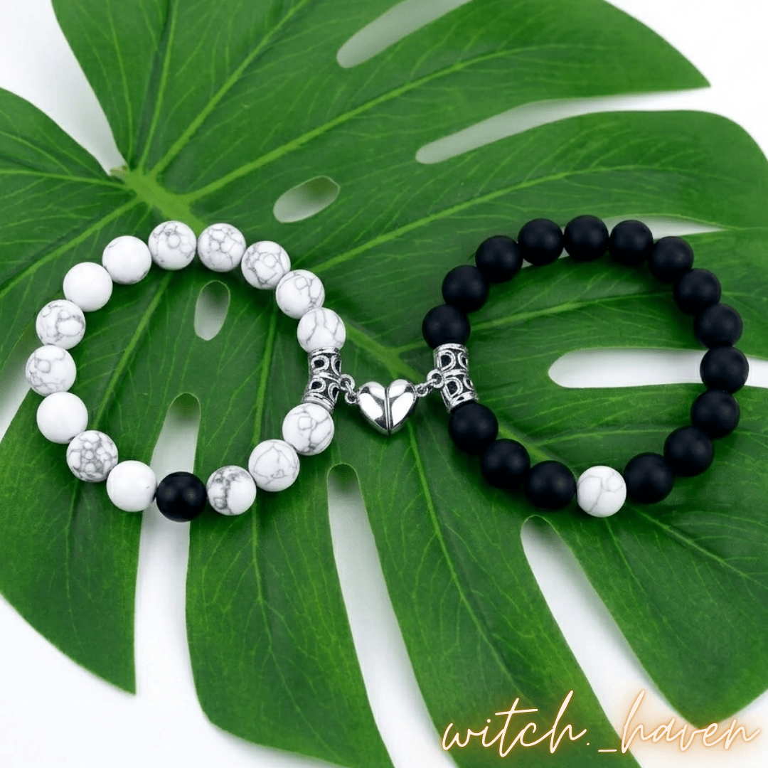 Magnet Partnerarmbänder Yin Yang Naturstein, Howlith sowie schwarzer Stein Armband, Dominika Marx, Witchhaven, Partnerschmuck Magnetherz, handgefertigte Heilstein Armbänder, energetisch gereinigter Schmuck für Paare, Geschenk für Verliebte Naturstein, Yin Yang Perlenarmband, magisches Geschenk Liebe, Symbol für Anziehung und Treue, ritueller Begleiter Partnerschaft