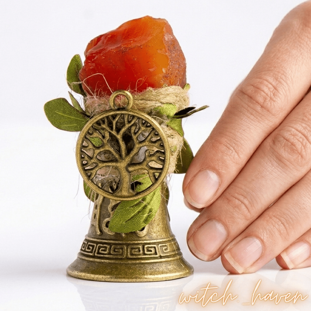 Magische Karneol Zauberglocke Kupfer, handgefertigte Altarglocke mit Edelstein, Dominika Marx, Witchhaven, Ritualglocke Vintage Look, Kupferglocke mit Karneol, energetisch gereinigter ritueller Schmuck, Handglocke für Zeremonien, Karneol Heilstein Glocke, magisches Geschenk für Hexen, Symbol für Lebensfreude und Reinigung, ritueller Begleiter Klangmagie