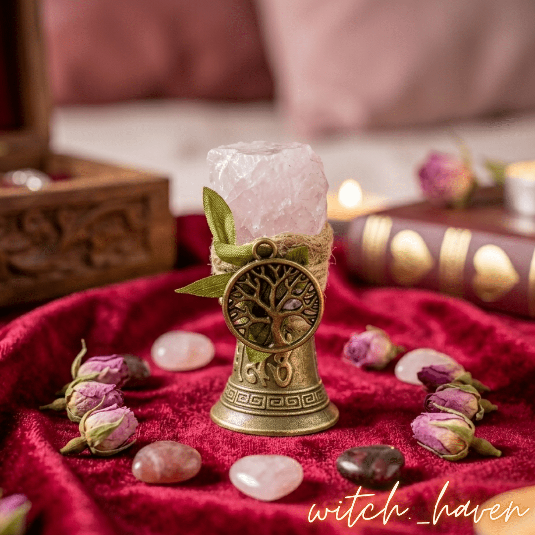 Magische Zauberglocke mit Rosenquarz Kupfer, handgefertigte Altarglocke mit Edelstein, Dominika Marx, Witchhaven, Ritualglocke Vintage Look, Kupferglocke mit Rosenquarz, energetisch gereinigter ritueller Schmuck, Handglocke für Zeremonien, Rosenquarz Heilstein Glocke, magisches Geschenk für Hexen, Symbol für Liebe und Reinigung, ritueller Begleiter Klangmagie