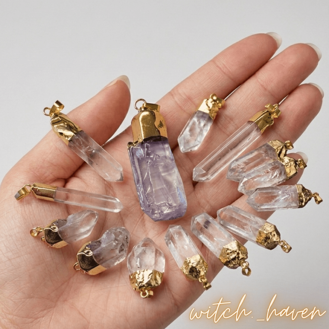 Bergkristall Heilstein Anhänger, naturbelassener Kristall gold gefasst, Dominika Marx, Witchhaven, Edelstein Kette handgefertigt, Bergkristall Unikat Schmuck, energetisch gereinigter Heilstein, Schmuck für Klarheit und Fokus, spiritueller Anhänger Naturstein, Bergkristall Lichtbringer, handgemachte Kette mit Kristall, magisches Geschenk Handarbeit