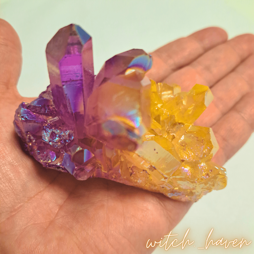 Engel Aura Kristall Cluster, schillernder Kraftstein, Dominika Marx, Witchhaven, Regenbogen Kristall Gruppe, spirituelle Raumdeko, Aura Quarz Cluster, energetische Reinigung Stein, Kristallspitzen schillernd, Magischer Kristall für Altar, Lichtarbeit Zubehör, handverlesener Heilstein, Dominika Marx Kristalle, Witchhaven Energetik