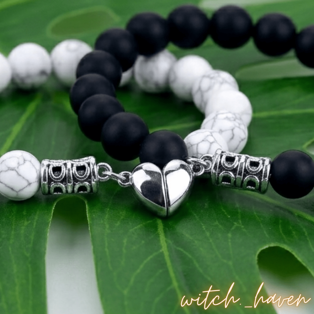 Magnet Partnerarmbänder Yin Yang Naturstein, Howlith sowie schwarzer Stein Armband, Dominika Marx, Witchhaven, Partnerschmuck Magnetherz, handgefertigte Heilstein Armbänder, energetisch gereinigter Schmuck für Paare, Geschenk für Verliebte Naturstein, Yin Yang Perlenarmband, magisches Geschenk Liebe, Symbol für Anziehung und Treue, ritueller Begleiter Partnerschaft