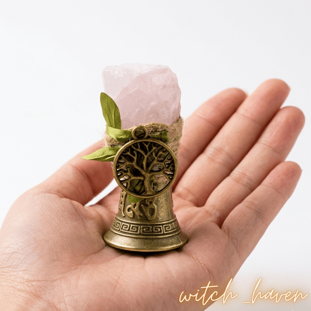 Magische Zauberglocke mit Rosenquarz Kupfer, handgefertigte Altarglocke mit Edelstein, Dominika Marx, Witchhaven, Ritualglocke Vintage Look, Kupferglocke mit Rosenquarz, energetisch gereinigter ritueller Schmuck, Handglocke für Zeremonien, Rosenquarz Heilstein Glocke, magisches Geschenk für Hexen, Symbol für Liebe und Reinigung, ritueller Begleiter Klangmagie