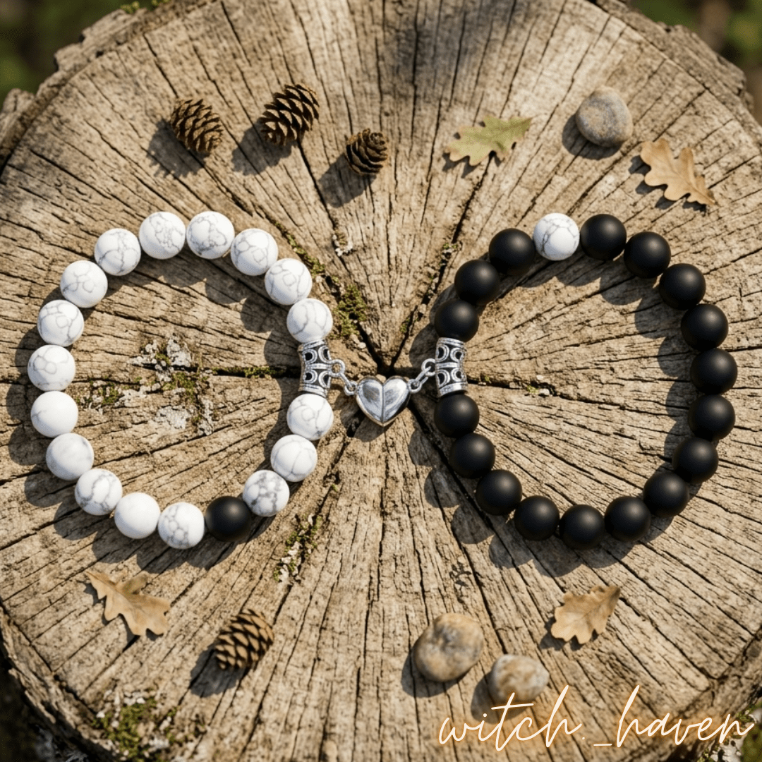Magnet Partnerarmbänder Yin Yang Naturstein, Howlith sowie schwarzer Stein Armband, Dominika Marx, Witchhaven, Partnerschmuck Magnetherz, handgefertigte Heilstein Armbänder, energetisch gereinigter Schmuck für Paare, Geschenk für Verliebte Naturstein, Yin Yang Perlenarmband, magisches Geschenk Liebe, Symbol für Anziehung und Treue, ritueller Begleiter Partnerschaft