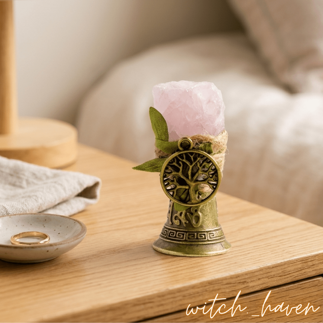Magische Zauberglocke mit Rosenquarz Kupfer, handgefertigte Altarglocke mit Edelstein, Dominika Marx, Witchhaven, Ritualglocke Vintage Look, Kupferglocke mit Rosenquarz, energetisch gereinigter ritueller Schmuck, Handglocke für Zeremonien, Rosenquarz Heilstein Glocke, magisches Geschenk für Hexen, Symbol für Liebe und Reinigung, ritueller Begleiter Klangmagie