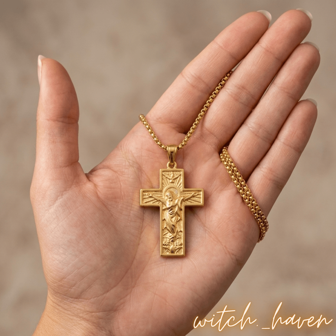Edle Kreuz Halskette Gold, geprägter Kreuzanhänger, Dominika Marx, Witchhaven, christlicher Schmuck Goldoptik, Halskette mit Kreuzsymbol, spirituelles Geschenk Hoffnung, energetisch gereinigter Halsschmuck, Rundpanzerkette mit Kreuz, magisches Geschenk Glaube, Symbol für Schutz und Segen, ritueller Begleiter Kreuz