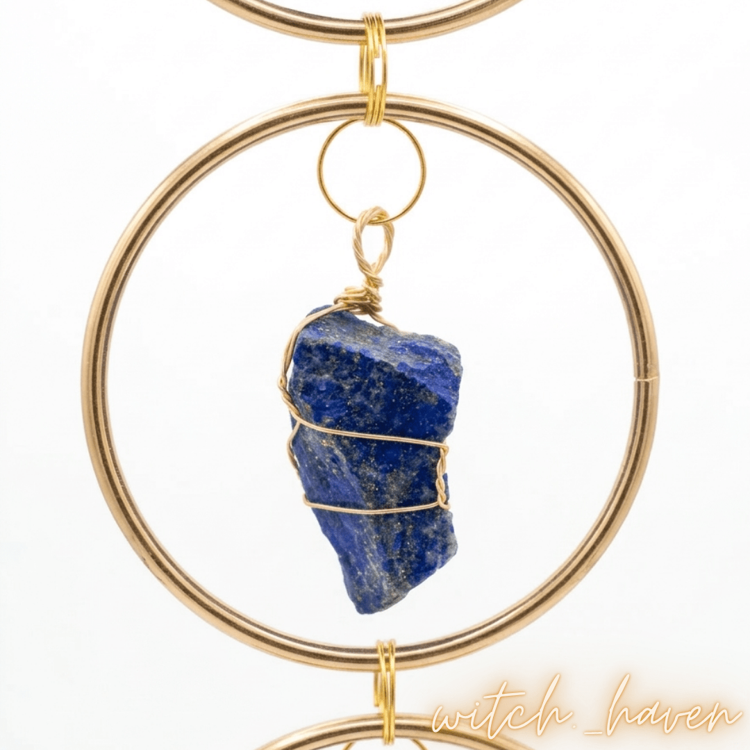 7 Chakren Edelstein Wandhänger Rohkristalle, handgefertigtes Chakra Ornament Gold, Dominika Marx, Witchhaven, spirituelle Wanddekoration Natursteine, Heilsteine Wandhänger Amethyst Bergkristall, energetisch gereinigtes Wanddekor, hängende Kristalle für Raumharmonie, Chakra Balance Mensch Tier, magisches Geschenk Rohsteine, Symbol für Lebenskraft und Erdung, ritueller Begleiter Haussegen