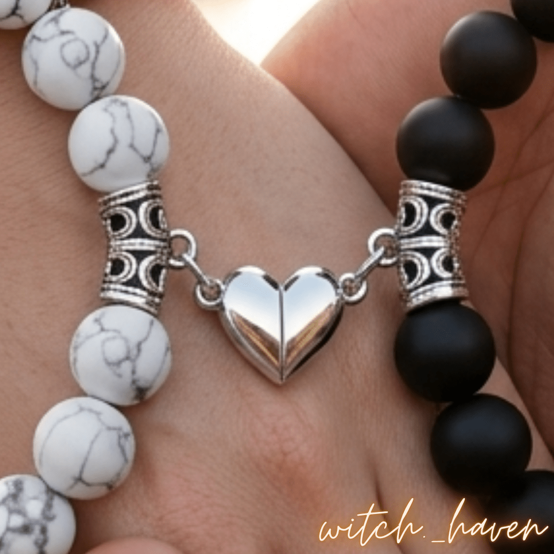 Magnet Partnerarmbänder Yin Yang Naturstein, Howlith sowie schwarzer Stein Armband, Dominika Marx, Witchhaven, Partnerschmuck Magnetherz, handgefertigte Heilstein Armbänder, energetisch gereinigter Schmuck für Paare, Geschenk für Verliebte Naturstein, Yin Yang Perlenarmband, magisches Geschenk Liebe, Symbol für Anziehung und Treue, ritueller Begleiter Partnerschaft
