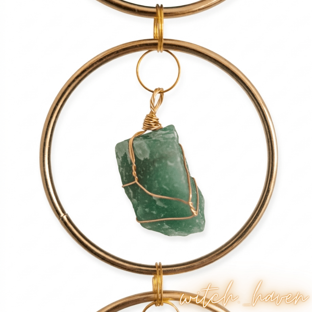 7 Chakren Edelstein Wandhänger Rohkristalle, handgefertigtes Chakra Ornament Gold, Dominika Marx, Witchhaven, spirituelle Wanddekoration Natursteine, Heilsteine Wandhänger Amethyst Bergkristall, energetisch gereinigtes Wanddekor, hängende Kristalle für Raumharmonie, Chakra Balance Mensch Tier, magisches Geschenk Rohsteine, Symbol für Lebenskraft und Erdung, ritueller Begleiter Haussegen