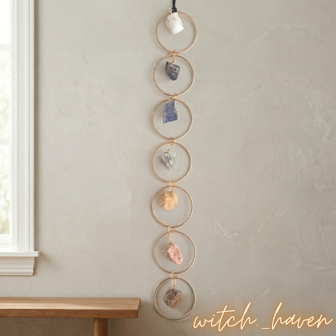 7 Chakren Edelstein Wandhänger Rohkristalle, handgefertigtes Chakra Ornament Gold, Dominika Marx, Witchhaven, spirituelle Wanddekoration Natursteine, Heilsteine Wandhänger Amethyst Bergkristall, energetisch gereinigtes Wanddekor, hängende Kristalle für Raumharmonie, Chakra Balance Mensch Tier, magisches Geschenk Rohsteine, Symbol für Lebenskraft und Erdung, ritueller Begleiter Haussegen