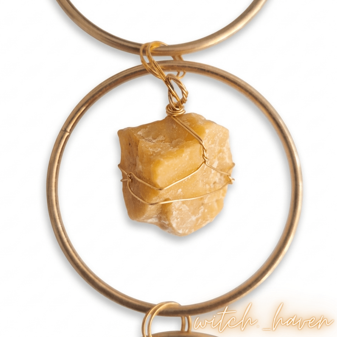 7 Chakren Edelstein Wandhänger Rohkristalle, handgefertigtes Chakra Ornament Gold, Dominika Marx, Witchhaven, spirituelle Wanddekoration Natursteine, Heilsteine Wandhänger Amethyst Bergkristall, energetisch gereinigtes Wanddekor, hängende Kristalle für Raumharmonie, Chakra Balance Mensch Tier, magisches Geschenk Rohsteine, Symbol für Lebenskraft und Erdung, ritueller Begleiter Haussegen