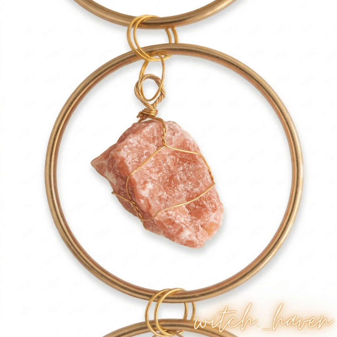 7 Chakren Edelstein Wandhänger Rohkristalle, handgefertigtes Chakra Ornament Gold, Dominika Marx, Witchhaven, spirituelle Wanddekoration Natursteine, Heilsteine Wandhänger Amethyst Bergkristall, energetisch gereinigtes Wanddekor, hängende Kristalle für Raumharmonie, Chakra Balance Mensch Tier, magisches Geschenk Rohsteine, Symbol für Lebenskraft und Erdung, ritueller Begleiter Haussegen
