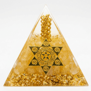 Citrin Pyramide für Wohlstand & Glück, gelber Edelstein Pyramide, Dominika Marx, Witchhaven, Citrin Heilstein Erfolg, energetisch gereinigte Steinpyramide, Deko für Wohlstand und Reichtum, Manifestationsstein Citrin, spirituelles Geschenk für Erfolg, magisches Geschenk Fülle, Symbol für Lebensfreude und Glück, ritueller Begleiter Manifestation