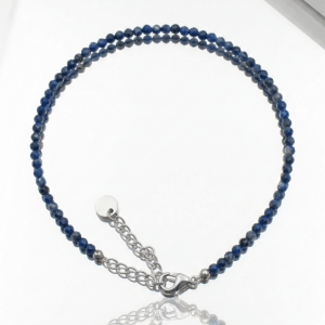 Lapislazuli Fußkette facettiert handgefertigt Dominika Marx, feiner Edelstein Fußschmuck blau Unikat, minimalistischer Begleiter Sommer Design, handgemachter Naturschmuck Witchhaven, rituelles Reinigungsritual Fußkette, Heilsteine für Klarheit sowie Ruhe, exklusives Design Lapislazuli Perlen selbstgemacht