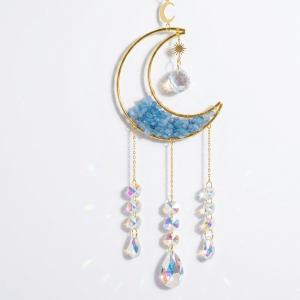 Sonnenfänger Aquamarin Mond handgefertigt Dominika Marx, Kristallprisma Lichtspiel Regenbogen Fensterdeko, spiritueller Begleiter Aquamarin Naturstein Design, handgemachte Edelstein Deko Witchhaven, rituelles Reinigungsritual Sonnenfänger, Heilsteine für Frieden sowie Klarheit, exklusives Design Mond Sonnenfänger goldfarben