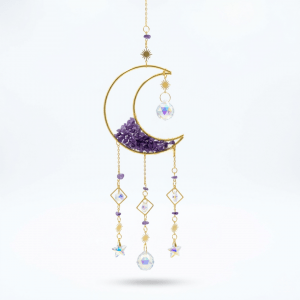 Windspiel Amethyst Mond handgefertigt Dominika Marx, Kristallprisma Sonnenfänger Regenbogen Fensterdeko, spiritueller Begleiter Amethyst Naturstein Design, handgemachte Edelstein Deko Witchhaven, rituelles Reinigungsritual Windspiel, Heilsteine für Ruhe sowie Klarheit, exklusives Design Mond Sonnenfänger violett goldfarben