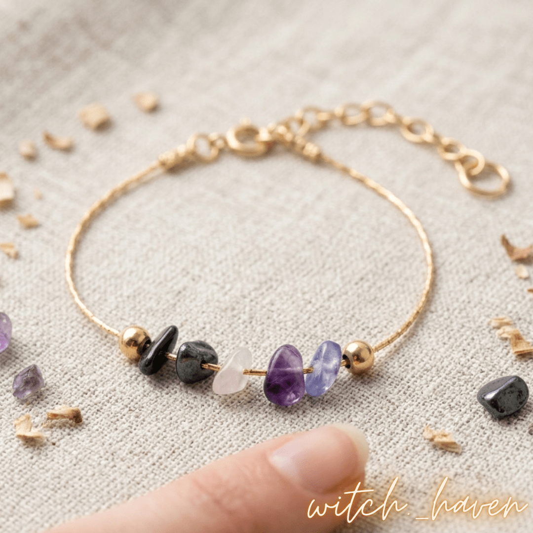 Magisches Schutzarmband Rohkristalle Dominika Marx, Obsidian Amethyst Schutzschmuck handgefertigt, Tansanit Rohstein Armband energetisch, spiritueller Begleiter Aura Schutz, handgemachtes Kristallarmband Witchhaven, rituelles Reinigungsritual Schmuck, Heilsteine für Schutz sowie Erdung, exklusives Design Rohkristalle goldfarben