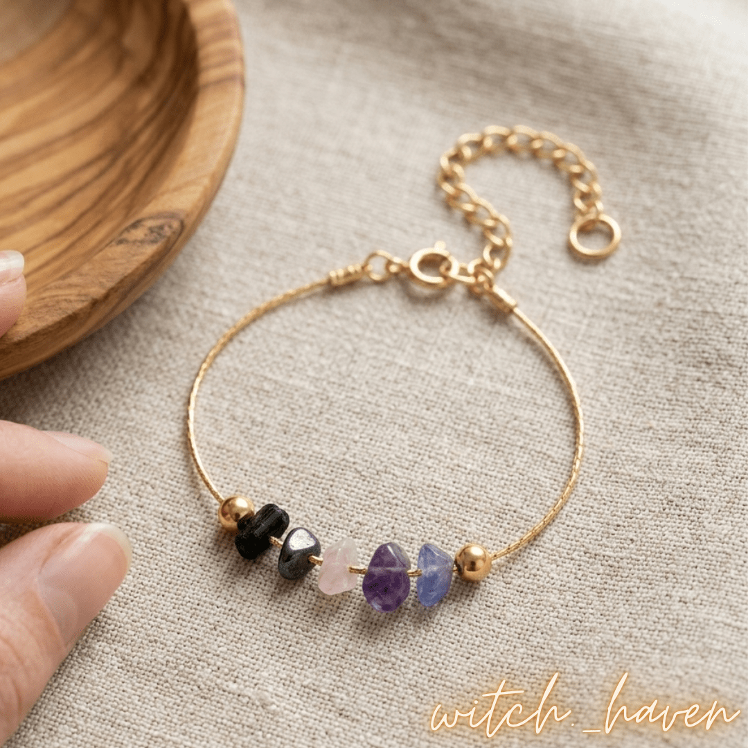 Magisches Schutzarmband Rohkristalle Dominika Marx, Obsidian Amethyst Schutzschmuck handgefertigt, Tansanit Rohstein Armband energetisch, spiritueller Begleiter Aura Schutz, handgemachtes Kristallarmband Witchhaven, rituelles Reinigungsritual Schmuck, Heilsteine für Schutz sowie Erdung, exklusives Design Rohkristalle goldfarben