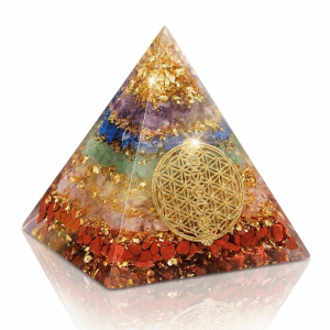 Chakra Orgon Pyramide Blume des Lebens Dominika Marx, Edelstein Pyramide sieben Chakren Schutzsymbol, spiritueller Begleiter Orgonit Design, handverlesene Natursteine Pyramide Witchhaven, rituelles Reinigungsritual Orgonit, Heilsteine für Balance sowie Erdung, exklusive Chakra Deko goldfarbene Symbole