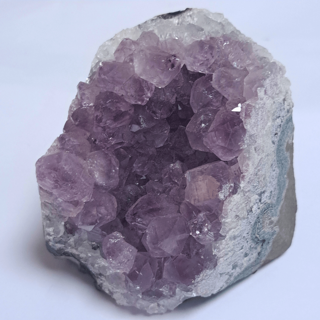 Amethyst Cluster Naturstein Druse mit violetten Kristallspitzen Dominika Marx, echter Rohkristall Naturstein für energetische Raumreinigung, spiritueller Begleiter Heilsteine Dekoration Witchhaven, handverlesene Kristallgeode ohne künstliche Zusätze, rituelles Reinigungsritual Amethystdrusenstück, Edelsteine für inneren Frieden sowie tiefe Meditation, exklusives Design Kristall Unikat lila grau