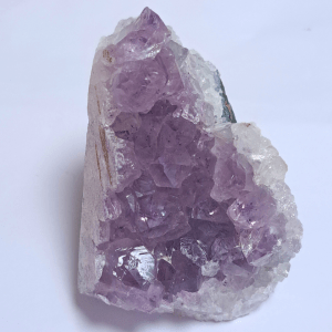 Amethyst Druse Unikat mit violetten Kristallspitzen Dominika Marx, echter Rohkristall Naturstein für energetische Raumreinigung, spiritueller Begleiter Heilsteine Dekoration Witchhaven, handverlesene Kristallgeode ohne künstliche Zusätze, rituelles Reinigungsritual Amethystdrusenstück, Edelsteine für inneren Frieden sowie tiefe Meditation, exklusives Design Kristall Unikat lila grau