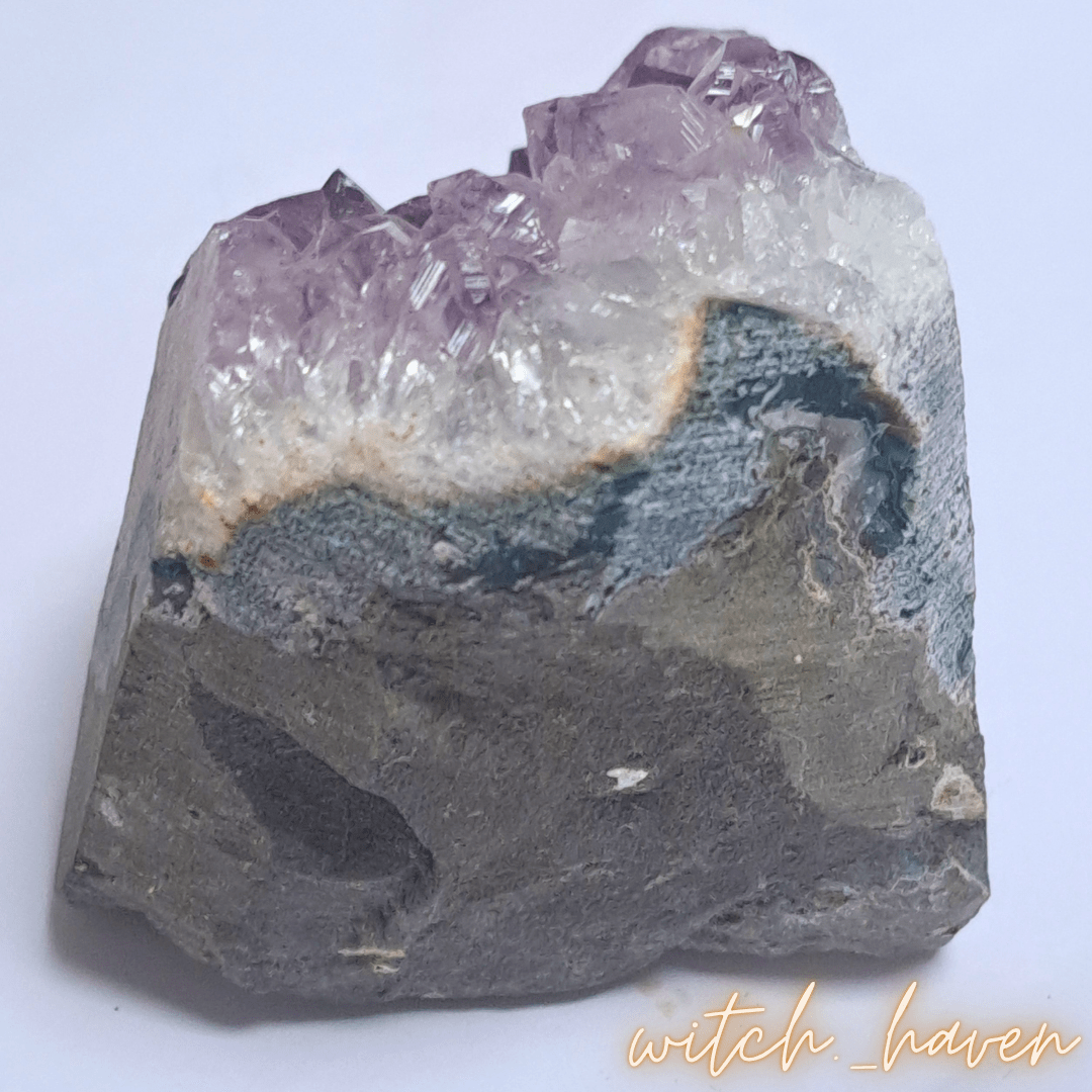 Amethyst Cluster Naturstein Druse mit violetten Kristallspitzen Dominika Marx, echter Rohkristall Naturstein für energetische Raumreinigung, spiritueller Begleiter Heilsteine Dekoration Witchhaven, handverlesene Kristallgeode ohne künstliche Zusätze, rituelles Reinigungsritual Amethystdrusenstück, Edelsteine für inneren Frieden sowie tiefe Meditation, exklusives Design Kristall Unikat lila grau