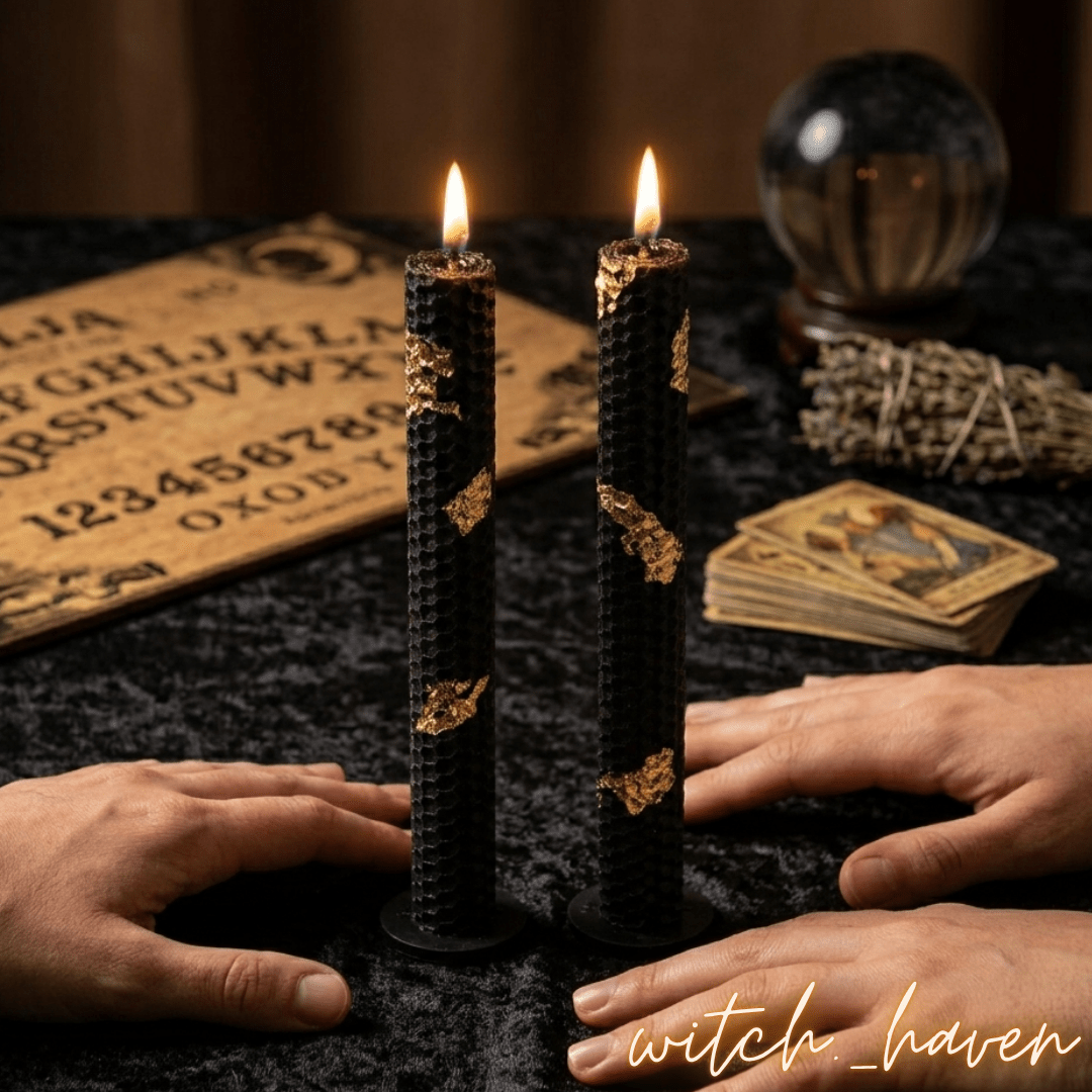 2 Ritual Kerzen Bienenwachs Schwarz Goldfolie Dominika Marx, handgefertigte Luxus Bienenwachskerzen ritueller Schutz, spiritueller Begleiter schwarze Wabenkerzen Witchhaven, handgemachte Altar Dekoration energetische Reinigung, rituelles Reinigungsritual Kerzenset, echtes Bienenwachs für Meditation sowie Erdung, exklusives Design Ritualkerzen Set goldfarben schwarz