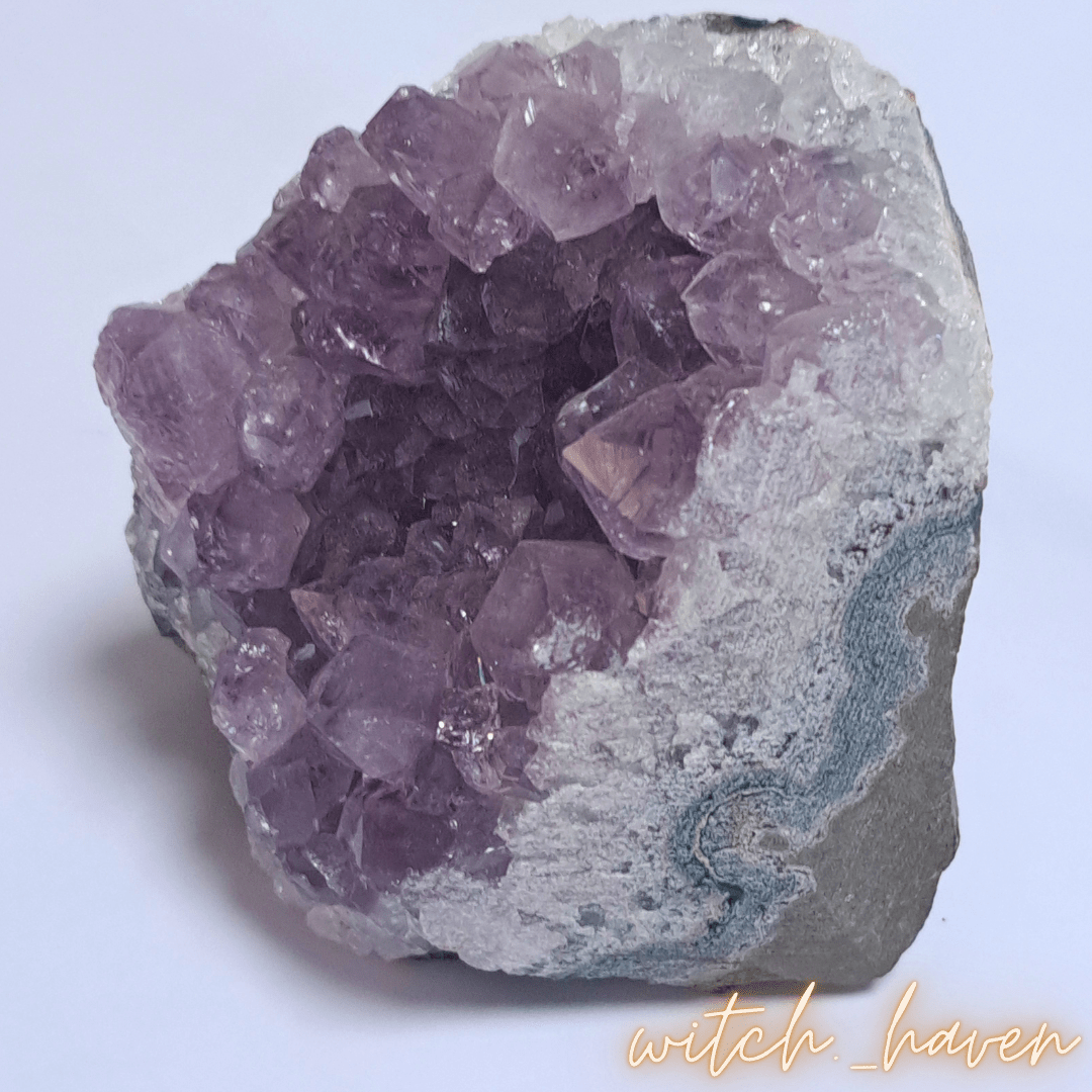 Amethyst Cluster Naturstein Druse mit violetten Kristallspitzen Dominika Marx, echter Rohkristall Naturstein für energetische Raumreinigung, spiritueller Begleiter Heilsteine Dekoration Witchhaven, handverlesene Kristallgeode ohne künstliche Zusätze, rituelles Reinigungsritual Amethystdrusenstück, Edelsteine für inneren Frieden sowie tiefe Meditation, exklusives Design Kristall Unikat lila grau