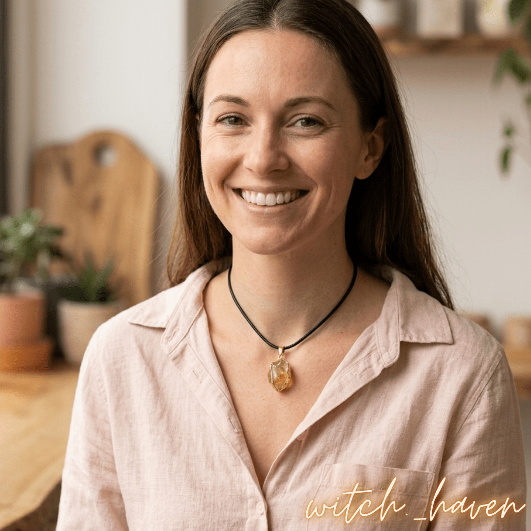 Citrin Halsanhänger Gold Naturstein Unikat Dominika Marx, handgefertigter Rohstein Schmuck Lebensfreude, spiritueller Begleiter Citrin Goldfassung, handgemachte Edelstein Kette Witchhaven, rituelles Reinigungsritual Schmuckanhänger, Sonnenstein für Optimismus sowie Fülle, exklusives Design Naturstein Unikat goldfarben