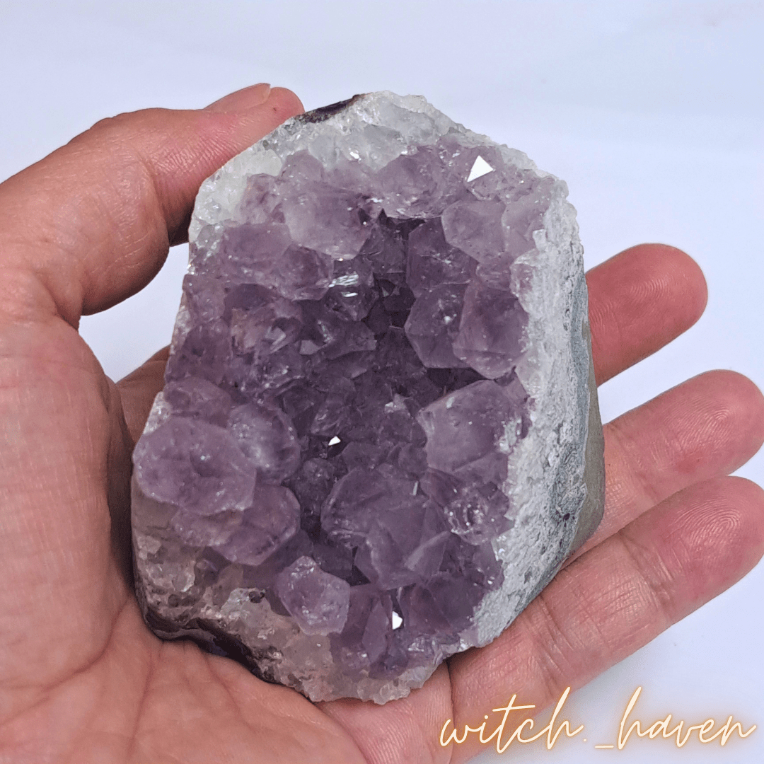 Amethyst Cluster Naturstein Druse mit violetten Kristallspitzen Dominika Marx, echter Rohkristall Naturstein für energetische Raumreinigung, spiritueller Begleiter Heilsteine Dekoration Witchhaven, handverlesene Kristallgeode ohne künstliche Zusätze, rituelles Reinigungsritual Amethystdrusenstück, Edelsteine für inneren Frieden sowie tiefe Meditation, exklusives Design Kristall Unikat lila grau