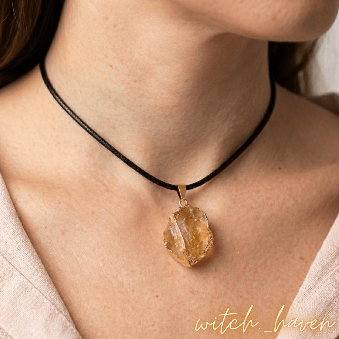 Citrin Halsanhänger Gold Naturstein Unikat Dominika Marx, handgefertigter Rohstein Schmuck Lebensfreude, spiritueller Begleiter Citrin Goldfassung, handgemachte Edelstein Kette Witchhaven, rituelles Reinigungsritual Schmuckanhänger, Sonnenstein für Optimismus sowie Fülle, exklusives Design Naturstein Unikat goldfarben